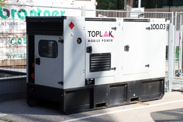 Mobilni dizel agregat od 100 kVA u zvučno izolovanoj kućici, postavljen na gradilištu