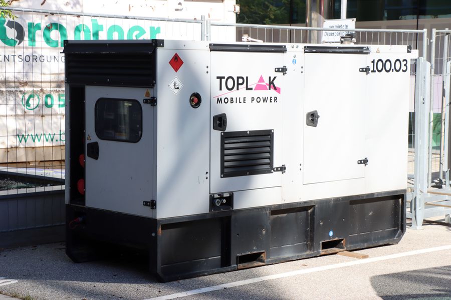 Mobilni dizel agregat od 100 kVA u zvučno izolovanoj kućici, postavljen na gradilištu