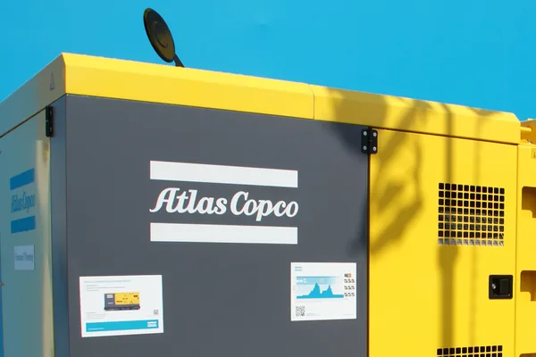 Zvučno izolovana kućica Atlas Copco dizel agregata, žuto-sive boje, sa rešetkama za hlađenje