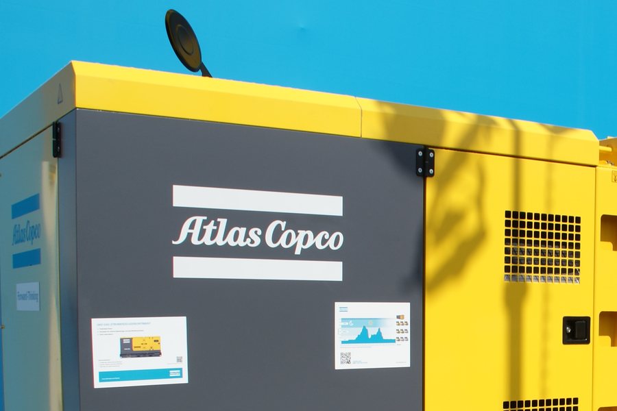 Zvučno izolovana kućica Atlas Copco dizel agregata, žuto-sive boje, sa rešetkama za hlađenje